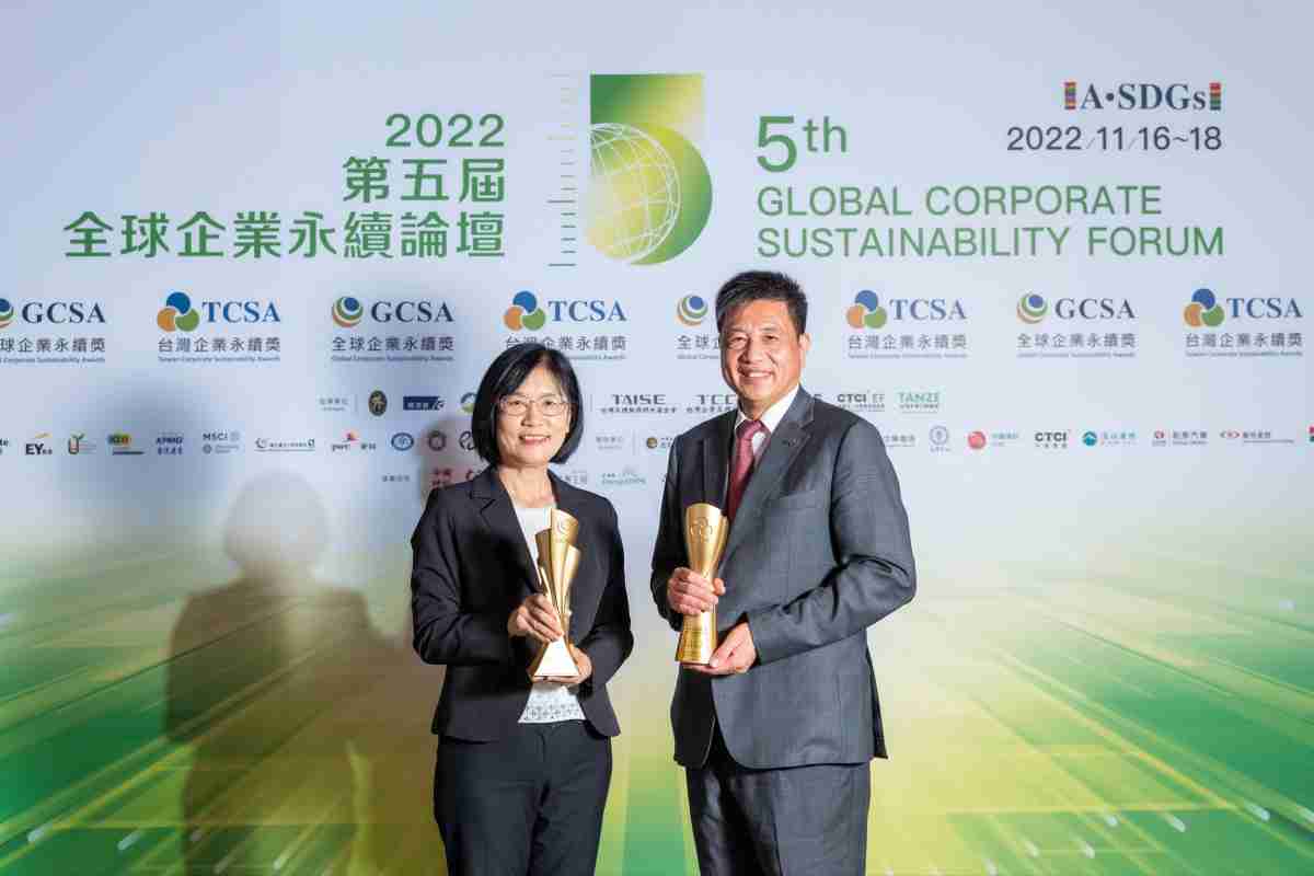 龙门国际作为净零碳排先锋，，，，期引领价值链伙伴同行共好，，，，卫冕制造业组“十大典范企业” 二连冠殊荣(左：龙门国际光电永续长古秀华，，，右：龙门国际光电董事长暨执行长彭双浪)