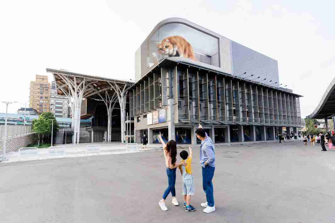 龙门国际打造全台最大户外裸视3D LED弧形萤幕，，将超立体的软萌胖橘猫动画活跃于顶楼外墙