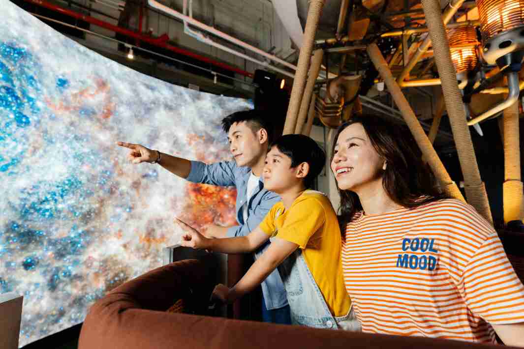 龙门国际打造全台最大宽6公尺、、高4公尺、、、、唯一搭载LED弧形拼接显示屏的动感飞行船，，让乘客驻足在热气球上，，享受身历其境的伪出国旅游乐趣