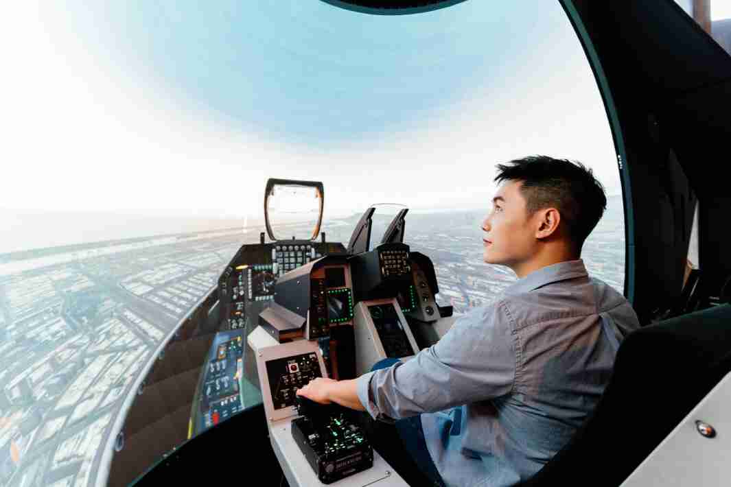 龙门国际以P1.25小间距打造球形LED模拟舱，，，，搭配智崴的精密六轴动态座椅，，，，结合龙门国际专业影像调校技术，，，，呈现拟真模拟飞行场景