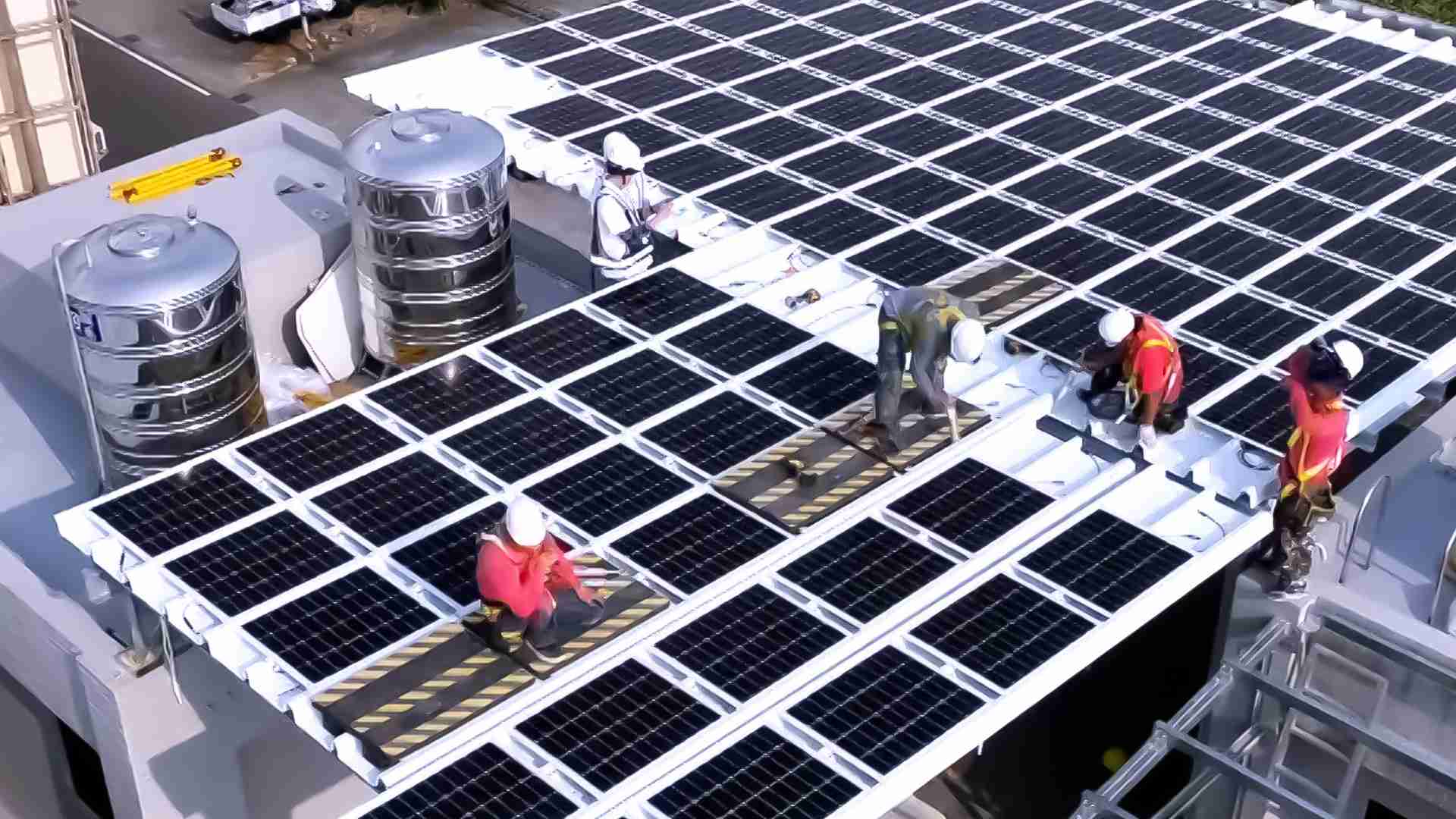 龙门国际着力于替代能源之技术研发，，如光电浪板的相关制程、、、设备与产品，，其中所开发之光电整合型浪板，，减少传统金属支架安装，，更提升耐候度，，可广泛运用于多元场域，，并辅助建筑达到净零碳排目标