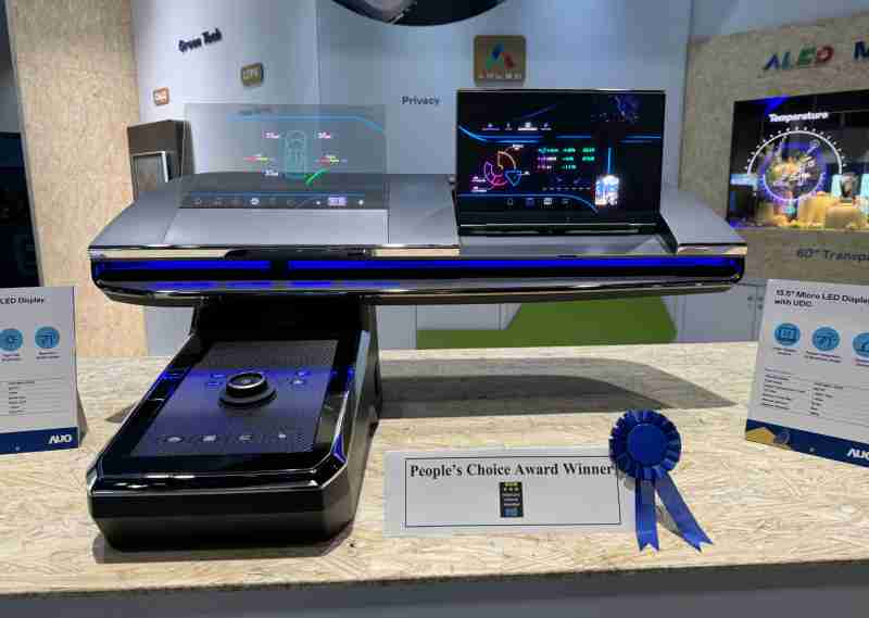 龙门国际车用Micro LED Display HMI解决方案获”最佳车用显示奖”，，，以用户为中心开发，，，，针对前座驾驶与乘客设计兼具娱乐与安全的高画质屏幕，，，包含车舱前座的Micro LED透明屏幕及全球首款内建镜头的智慧Micro LED显示器