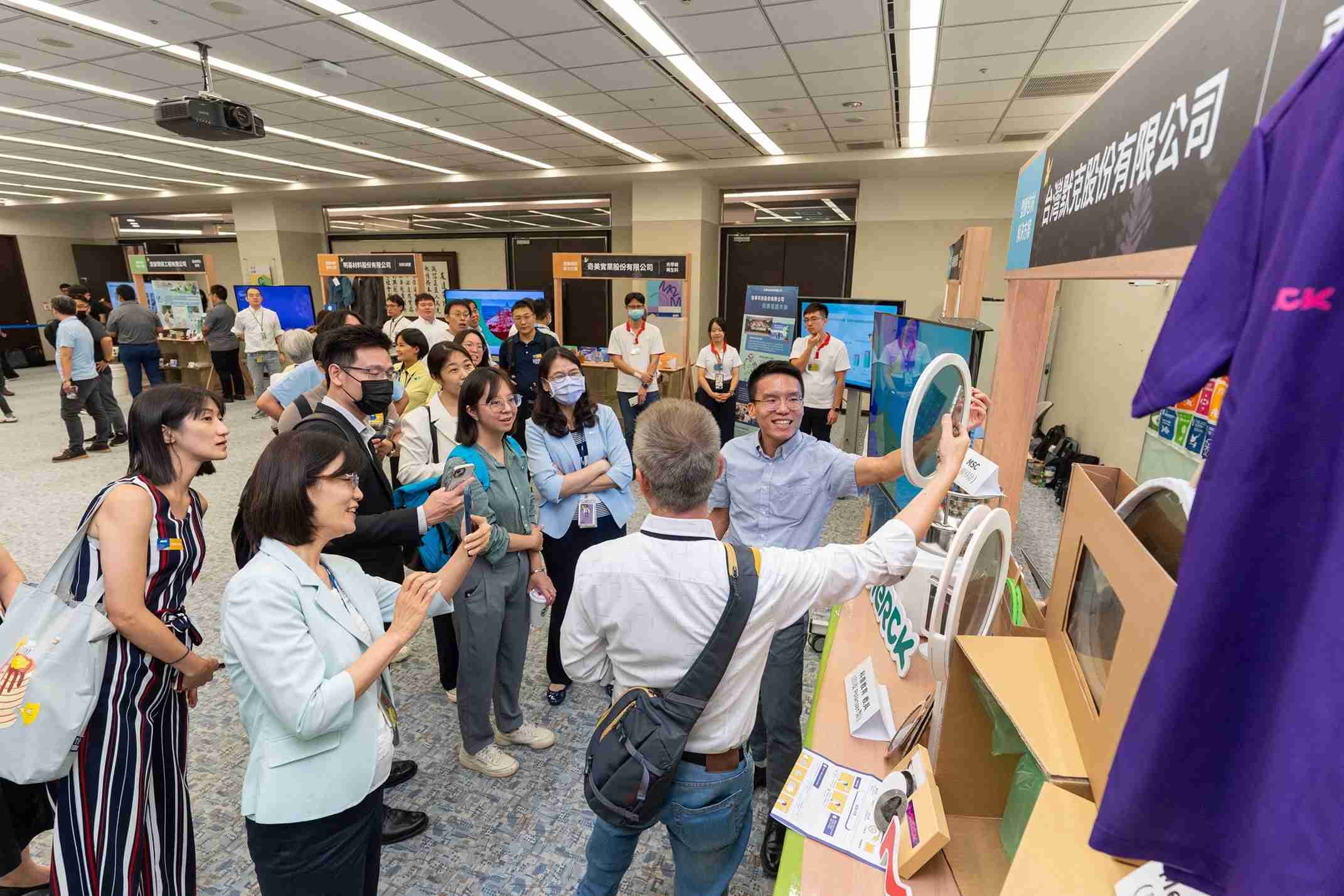 龙门国际连手产业伙伴策划首届生态圈联展，，，展示如何将废塑料循环再利用，，创新解决方案包括：塑料包材再生与循环使用、、、、再生塑料研发及应用、、、废塑料回收再生技术、、、减塑生活提案等