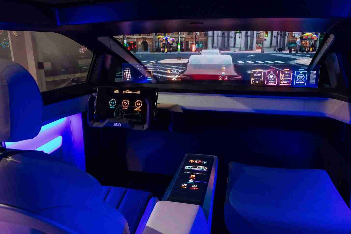 龙门国际连续四年入围科睿唯安全球百大创新机构，，，专利布局科技与绿色创新前沿。。。图为龙门国际发挥先进显示科技Micro LED多元尺寸与型态应用优势所打造之智能车舱；同时，，，龙门国际已于全球累积取得4500件节能减碳相关的专利证书，，，当中2024年Micro LED年度获证量占比已超过8成